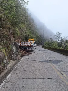 Caminhão bate contra rochas na Serra do Rio do Rastro