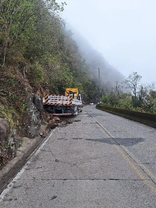 Caminhão bate contra rochas na Serra do Rio do Rastro