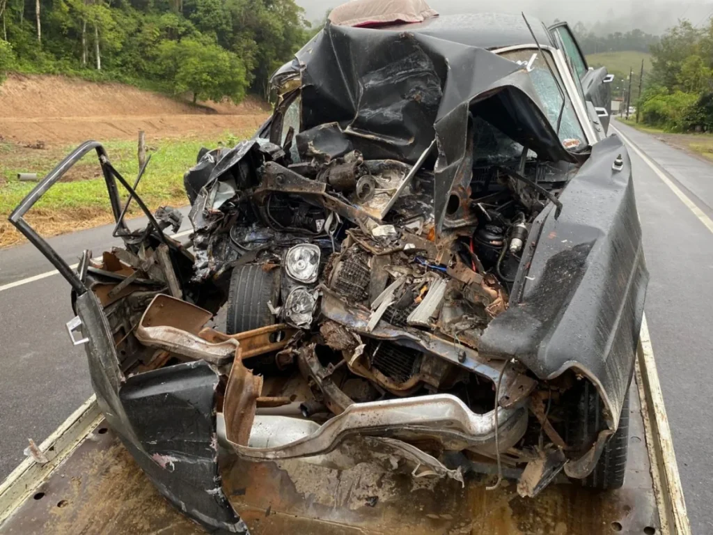 Motorista é indiciado por homicídio culposo após acidente que matou três pessoas em Apiúna
