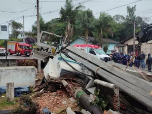 Motorista morre esmagado por vigas de concreto que transportava, após bater contra muro