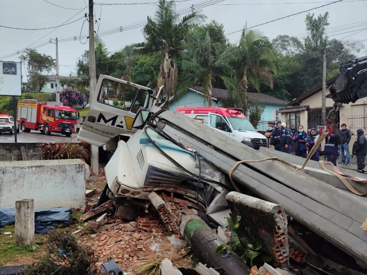 Motorista morre esmagado por vigas de concreto que transportava, após bater contra muro