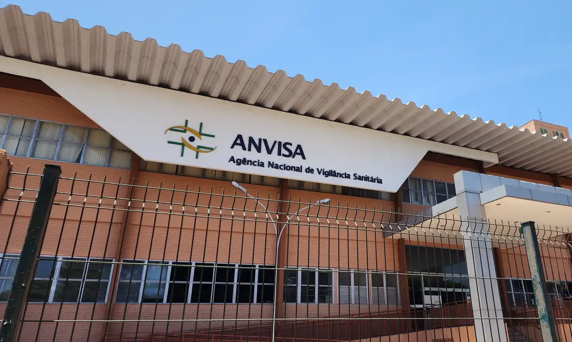 Anvisa proíbe venda de xaropes e suplementos alimentares irregulares no país