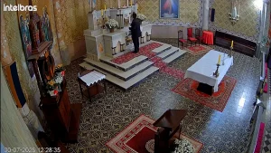 Homem acende artefato explosivo em frente ao sacrário da Igreja Santo Estanislau, em Itaiópolis