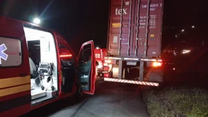 Batida entre carreta e moto deixa jovem gravemente ferido em Rio do Sul