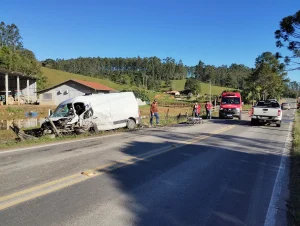 Carga de chapas de aço se desprende e atinge veículo utilitário na SC-112, em Trombudo Central