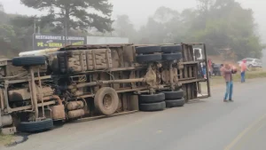 Caminhão tomba e carga de carne é parcialmente saqueada, em Pouso Redondo