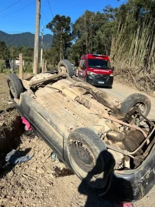 Jovem de 22 anos morre e namorada é arremessada para fora do veículo em acidente