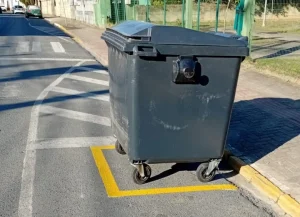 Prefeitura de Rio do Sul ajusta posicionamento de contentores de lixo para garantir acessibilidade nas calçadas