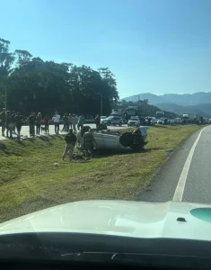 Motorista foge de abordagem, capota o carro e é preso com maconha no contorno da BR-101 em São José