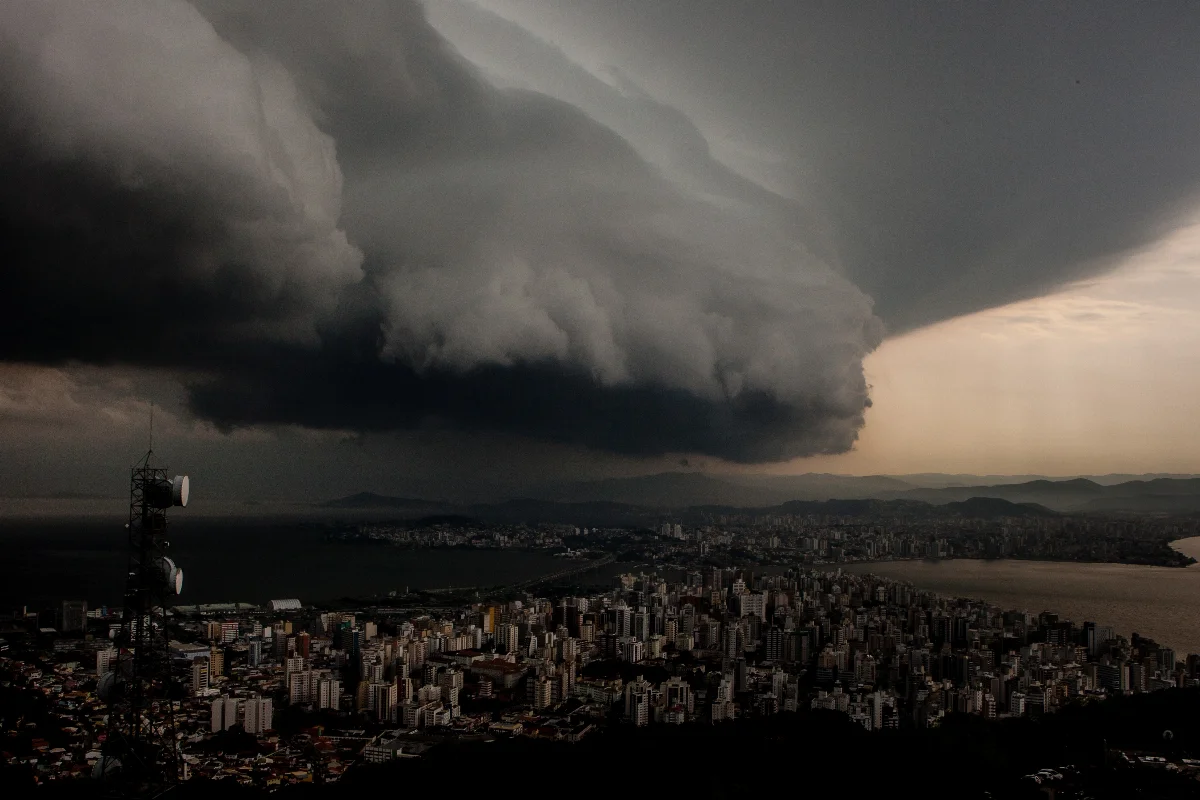 Defesa Civil alerta para temporais isolados e chuva intensa entre quinta e sexta-feira