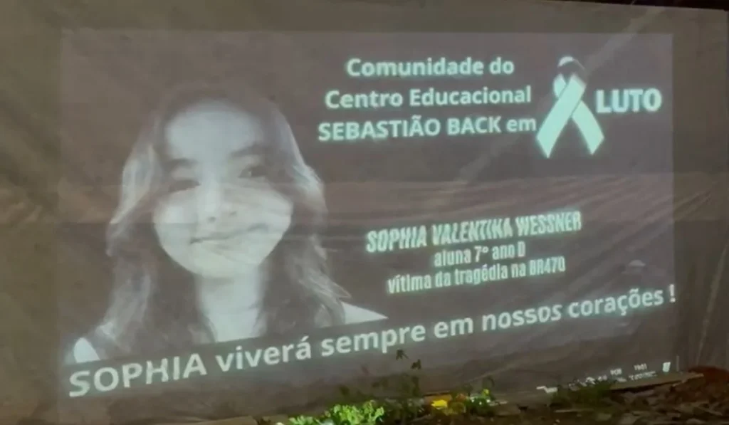 Escola presta homenagem a aluna vítima de acidente na BR-470 e destaca perigo do álcool no trânsito