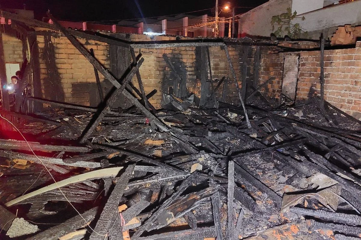 Incêndio destrói duas casas e deixa sete pessoas desabrigadas, em Blumenau