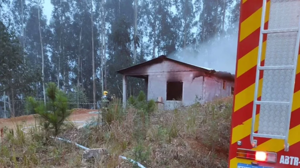 Idoso que ateou fogo em corpo da esposa de 74 anos é preso por tentativa de feminicídio