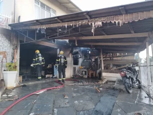 Incêndio em botijão de gás danifica garagem e salão de festas de residência no bairro Budag, em Rio do Sul