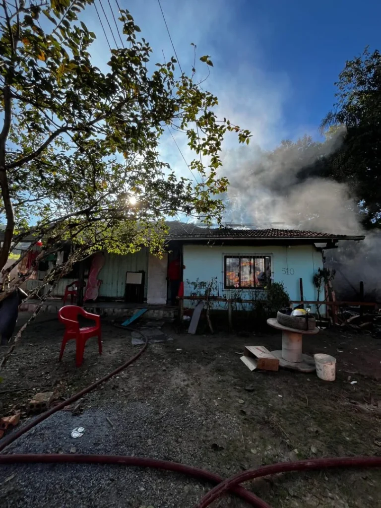 Mulher salva sogro de incêndio em Pomerode; idoso teve 60% do corpo queimado