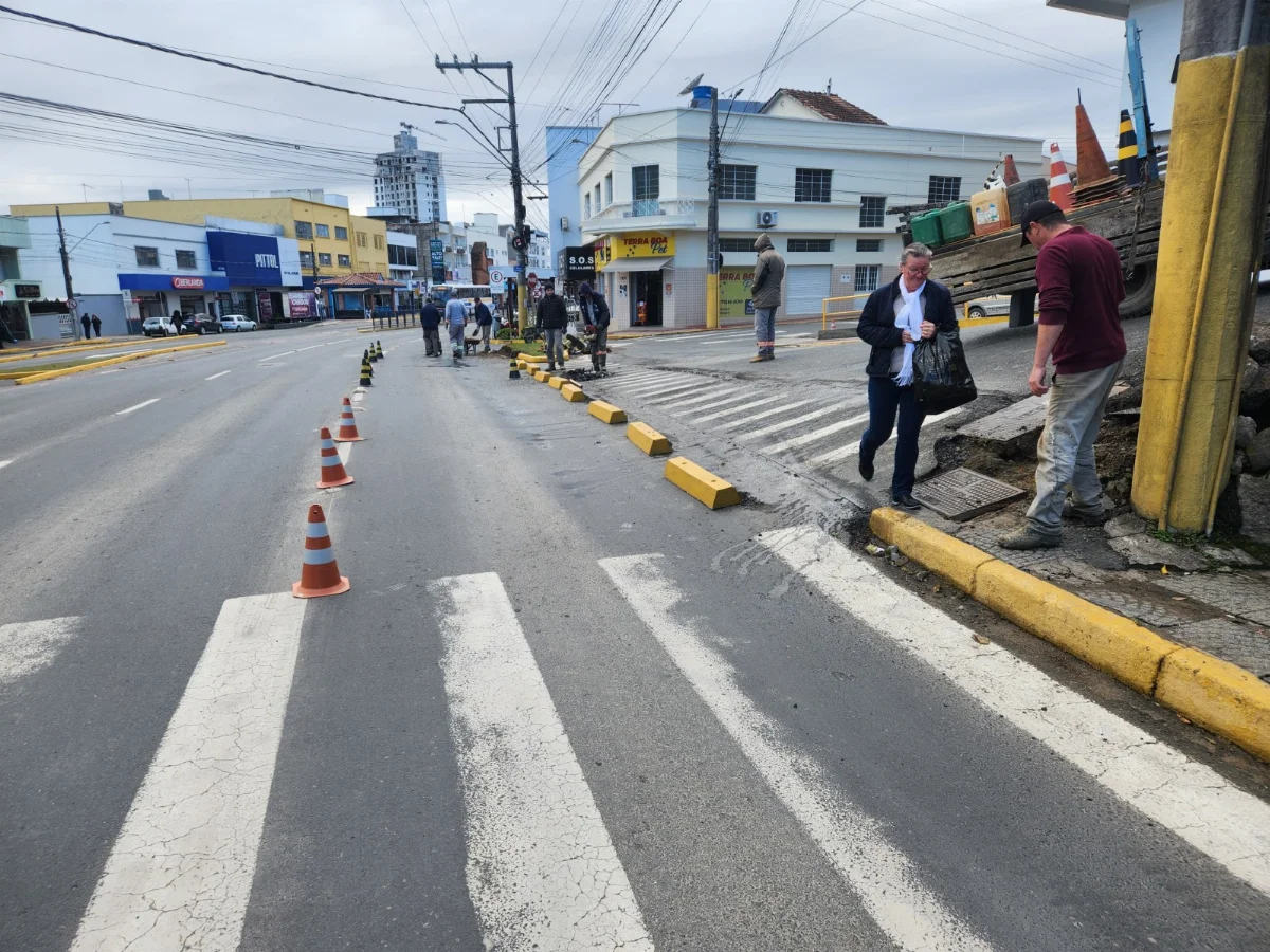 Pista é interditada na Avenida Oscar Barcelos para reparo em calçada no Centro de Rio do Sul