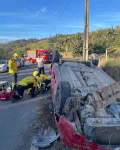 Motorista é conduzido ao hospital após capotar veículo em Pouso Redondo