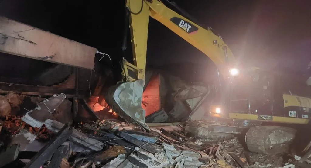 Incêndio derruba telhado e destrói galpão de fábrica de móveis em Gaspar