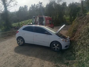 Carro colide em barranco e motorista fica gravemente ferida em Vitor Meireles