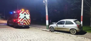 Motorista fica ferido após bater carro contra poste em Vitor Meireles