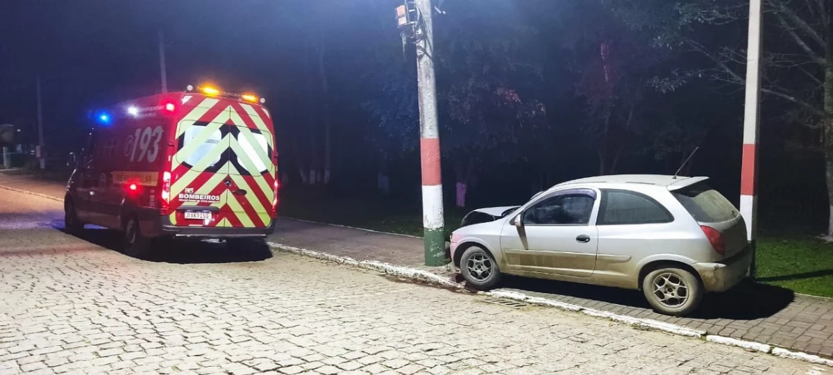 Motorista fica ferido após bater carro contra poste em Vitor Meireles