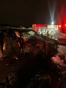 Passageira fica ferida após colisão de carro contra poste, em Blumenau