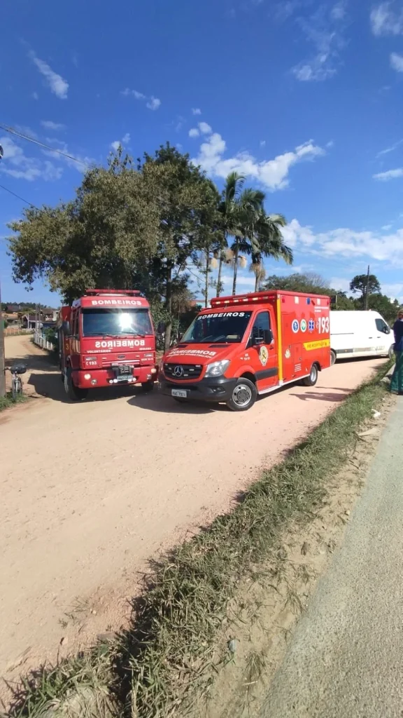 Bombeiros Voluntários atendem acidente entre van e retroescavadeira em Ibirama