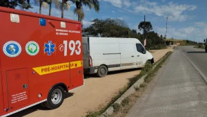 Bombeiros Voluntários atendem acidente entre van e retroescavadeira em Ibirama