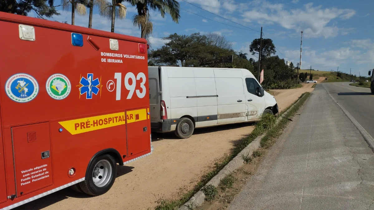 Bombeiros Voluntários atendem acidente entre van e retroescavadeira em Ibirama