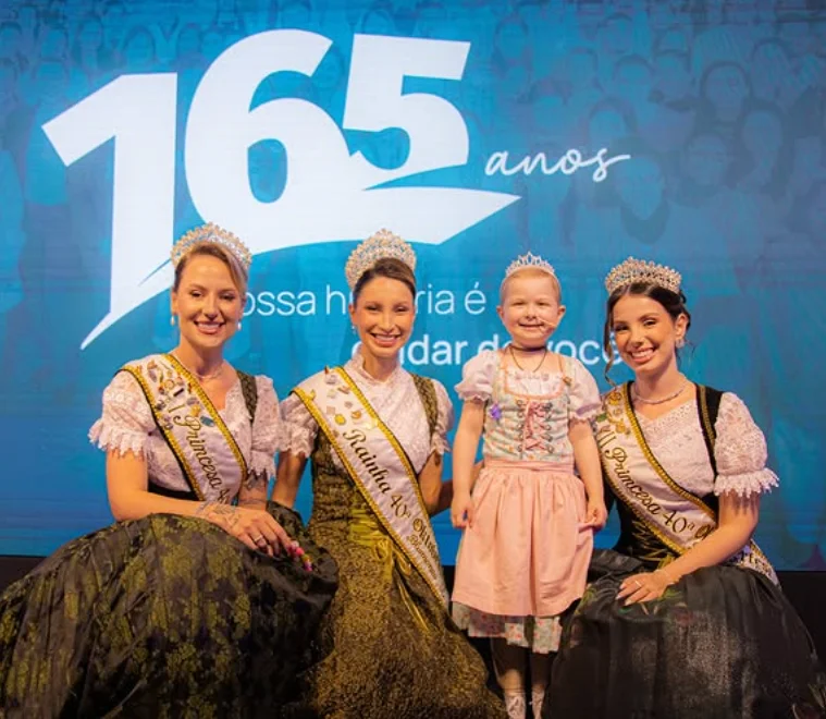 Menina de Agrolândia que enfrenta tratamento contra leucemia é coroada Princesa Mirim da 40ª Oktoberfest