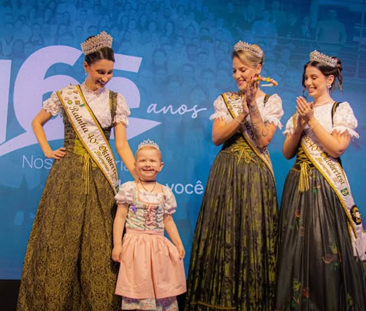 Menina de Agrolândia que enfrenta tratamento contra leucemia é coroada Princesa Mirim da 40ª Oktoberfest