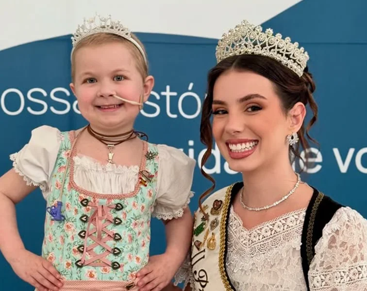 Menina de Agrolândia que enfrenta tratamento contra leucemia é coroada Princesa Mirim da 40ª Oktoberfest