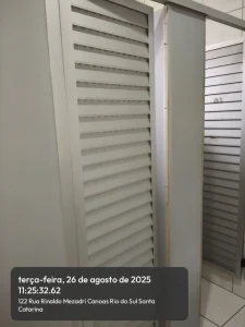 Criminosos furtam portas de alumínio em banheiros do Mercado Público de Rio do Sul
