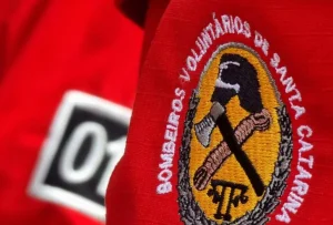 Motociclista fica ferido em acidente envolvendo caminhão na BR-470, em Apiúna