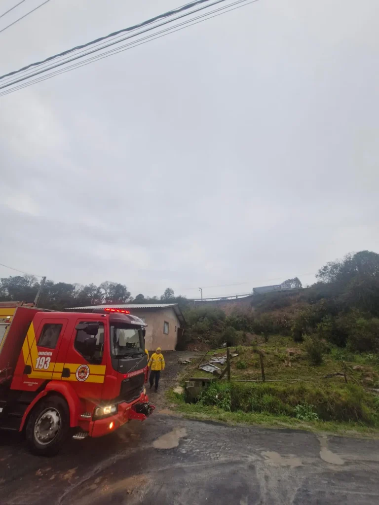 Deslizamento De Terra Atinge Residência E Vizinhos Precisam Evacuar Imóveis, Em Lages (1)