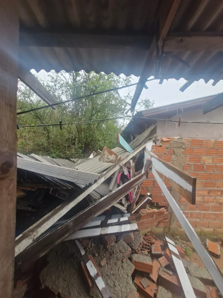 Deslizamento De Terra Atinge Residência E Vizinhos Precisam Evacuar Imóveis, Em Lages (2)