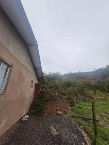 Deslizamento de terra atinge residência e vizinhos precisam evacuar imóveis, em Lages