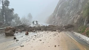 Deslizamento de terra causa bloqueio na SC-110, na Serra Catarinense