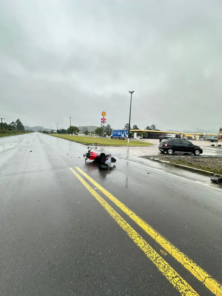 Homem De 53 Anos Sofre Graves Ferimentos Em Colisão Entre Carro E Moto Na Br 470, Em Pouso Redondo (1)