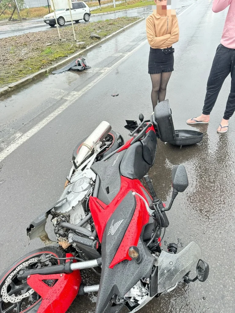 Homem De 53 Anos Sofre Graves Ferimentos Em Colisão Entre Carro E Moto Na Br 470, Em Pouso Redondo (2)
