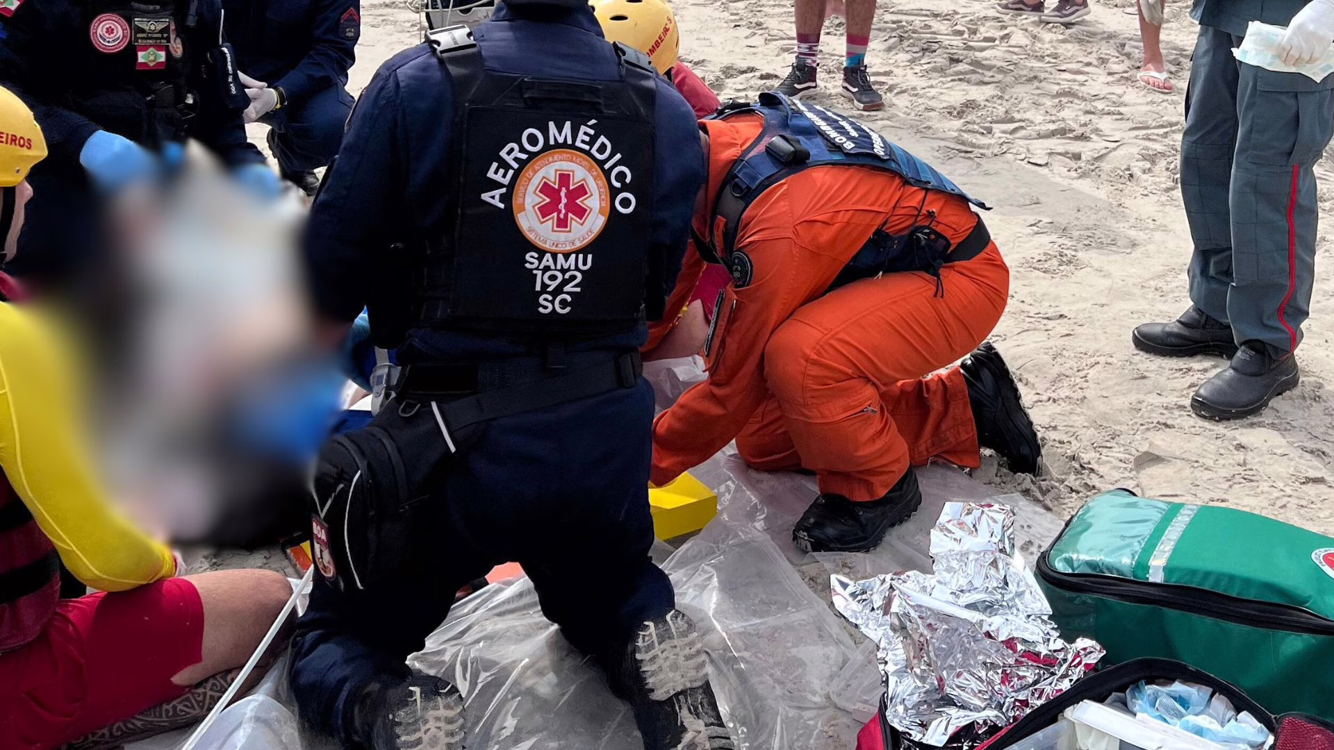 Jovem tem rosto prensado por embarcação e é socorrido de helicóptero em praia de SC