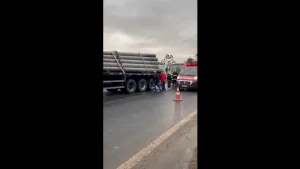 Colisão entre ônibus e caminhão interdita parcialmente a BR-470 em Ilhota