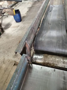 Homem sofre grave ferimento ao ter braço preso em máquina de esteira em Aurora