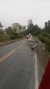 Carreta perde parte da carga sobre ponte entre Rodeio