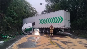 Acidente bloqueia completamente o trânsito no km 118, em Ibirama