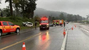 Colisão frontal entre dois carros deixa feridos na BR-470, em Trombudo Central