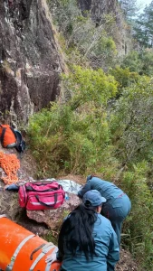 CBMSC e Arcanjo 03 resgatam mulher após queda de cinco metros em cachoeira de Campo Alegre