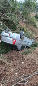 Mulher fica ferida após capotamento na SC-350 em Taió