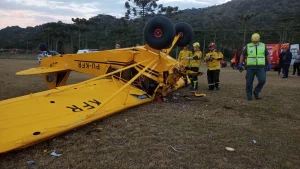 Avião de pequeno porte cai em Bom Retiro e deixa uma pessoa morta; ocorrência segue em andamento