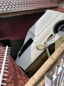 Carro desgovernado atinge telhado de casa em Presidente Getúlio